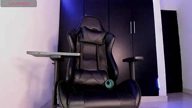 Liam Mateo online show from April 6, 2026, 3:24 am