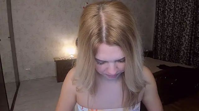 LunaFlinn online show from February 26, 2026, 4:34 am