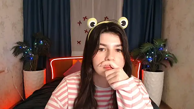 KisaModel online show from December 15, 2025, 10:10 am