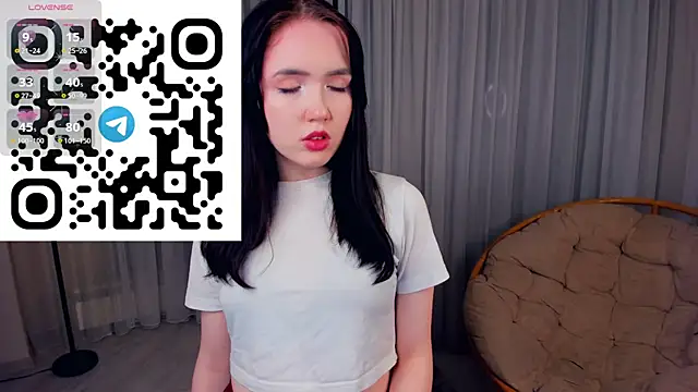 LenaKurpiel online show from December 17, 2025, 5:40 pm