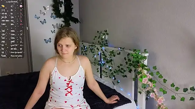 HazeElariel online show from April 14, 2026, 3:17 pm