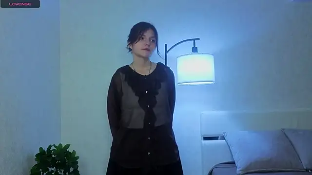 NyraVesperis online show from April 6, 2026, 6:36 am