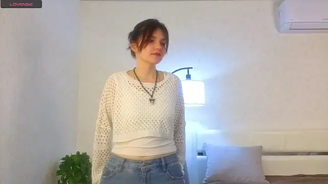 NyraVesperis online show from April 15, 2026, 6:08 am