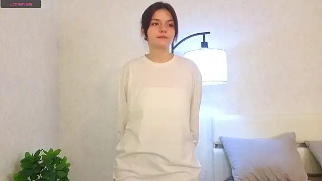 NyraVesperis online show from April 8, 2026, 6:26 am