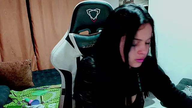 Snapshot of milk_hot_mafe chatting on February 15, 2026, 4:13 am milk hot mafe online show from February 15, 2026, 4:13 am