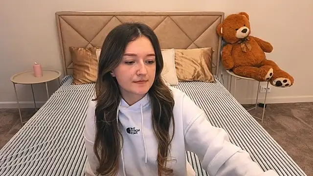 CyrenaLuxe online show from April 1, 2026, 6:59 am