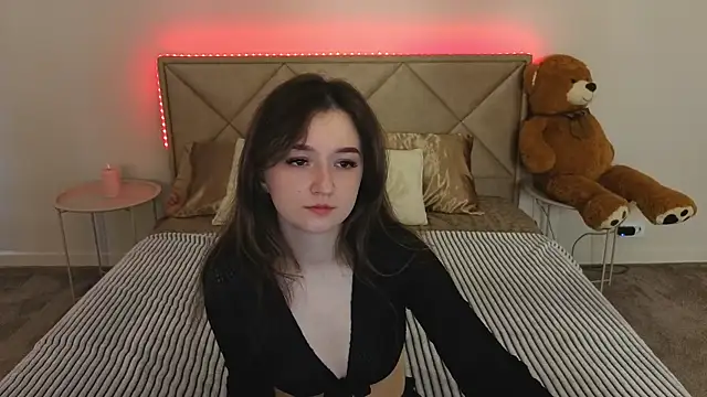 CyrenaLuxe online show from April 16, 2026, 5:41 am