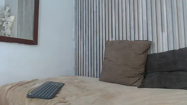 Snapshot of SmoothAlpha_ chatting on January 5, 2026, 6:11 pm SmoothAlpha online show from January 5, 2026, 6:11 pm