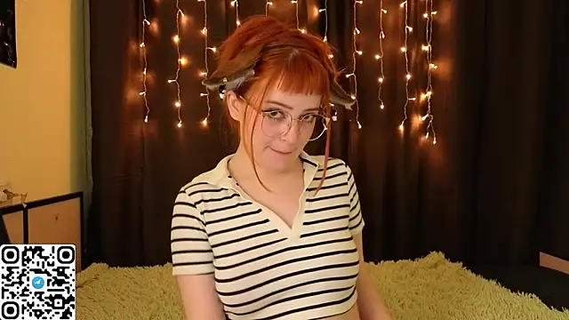 LittleFoxHole online show from February 1, 2026, 2:21 am