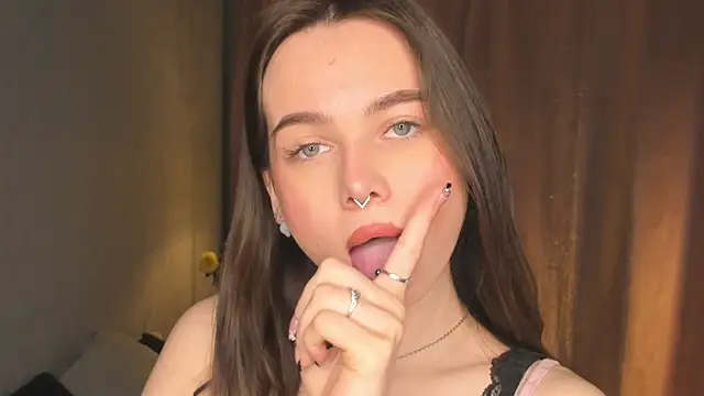 YvonneRobes online show from April 12, 2026, 7:28 pm