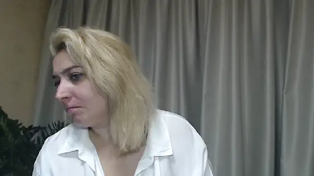 Snapshot of sweetpussy13 chatting on September 17, 2025, 5:31 am sweetpussy13 online show from September 17, 2025, 5:31 am