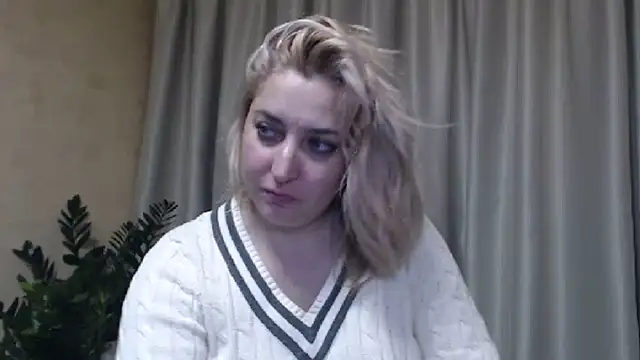 Snapshot of sweetpussy13 chatting on February 14, 2025, 10:06 am sweetpussy13 online show from February 14, 2025, 10:06 am