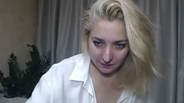 Snapshot of sweetpussy13 chatting on September 19, 2025, 5:55 am sweetpussy13 online show from September 19, 2025, 5:55 am