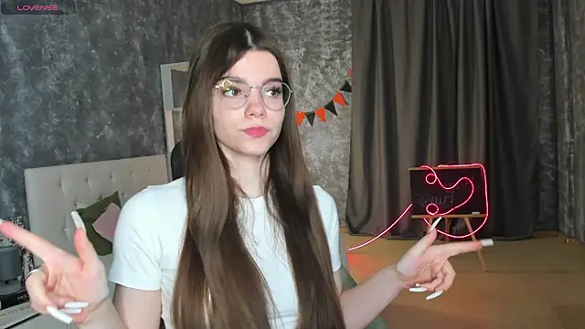 miss  evelyne online show from December 16, 2025, 1:32 am