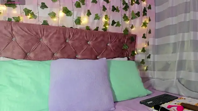 Snapshot of Ayla-marttinez chatting on June 23, 2026, 1:36 am Ayla-marttinez online show from June 23, 2026, 1:36 am
