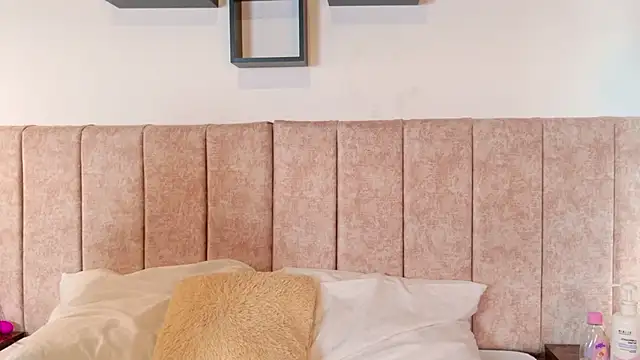 Zoehot 11 online show from March 11, 2026, 2:22 pm