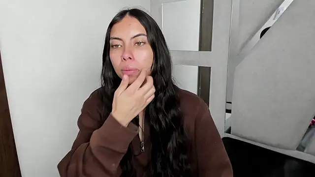 Snapshot of Alana_Hotterr chatting on January 18, 2026, 5:00 am Alana Hotterr online show from January 18, 2026, 5:00 am