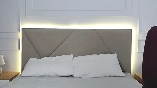 AmeliStark online show from December 18, 2025, 1:26 pm