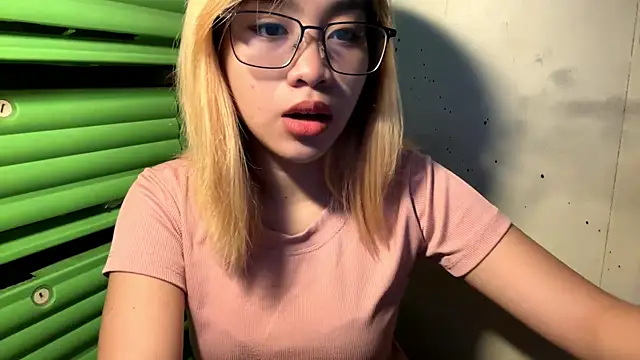 Snapshot of LenoraFrailey chatting on January 7, 2026, 5:23 am LenoraFrailey online show from January 7, 2026, 5:23 am