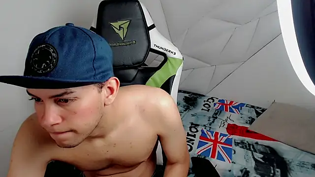 Snapshot of Luky_twink chatting on December 15, 2025, 4:18 am Luky twink online show from December 15, 2025, 4:18 am