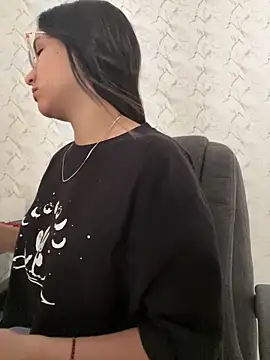 Snapshot of Val12777 chatting on December 18, 2025, 4:22 pm Val12777 online show from December 18, 2025, 4:22 pm