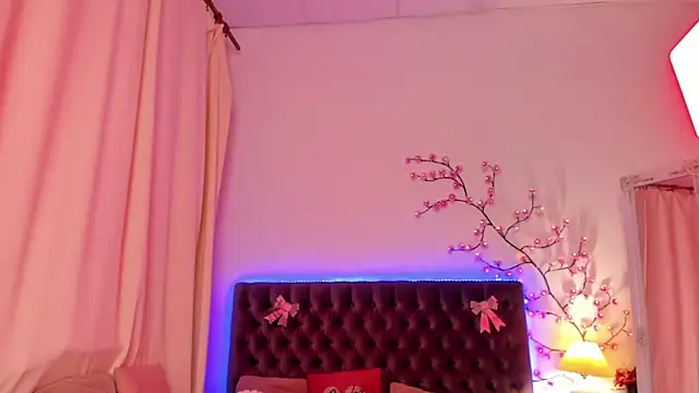 MilanaHotts online show from April 12, 2026, 5:33 am