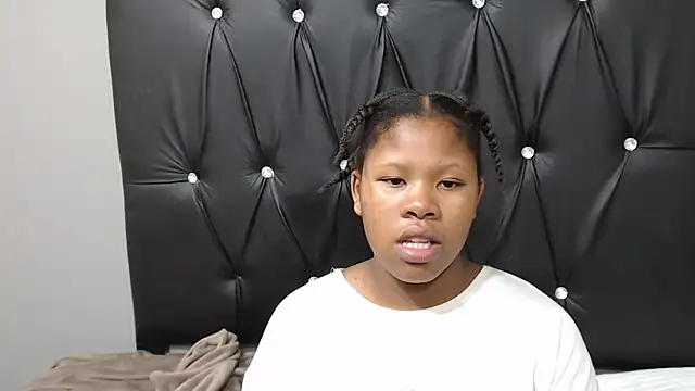 TemptingCloeXx online show from April 17, 2026, 8:44 pm