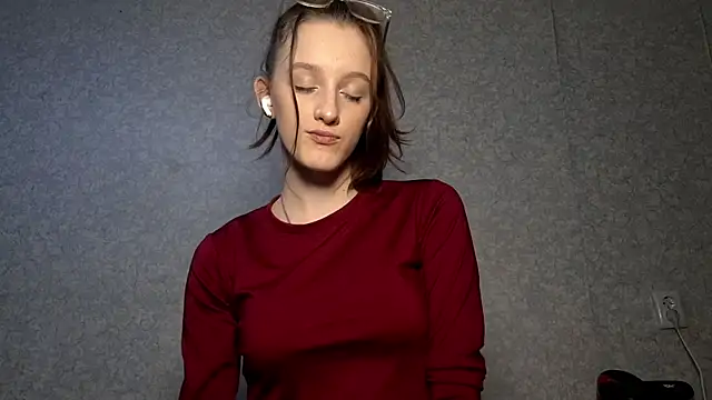 LisaBoddy online show from December 17, 2025, 11:48 am