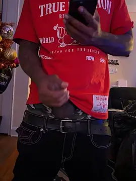 daddydarkskindikk online show from May 6, 2026, 4:44 pm