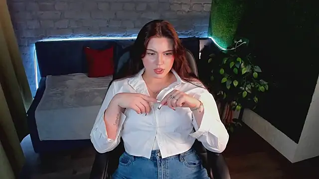 Avery Flores online show from December 17, 2025, 9:42 pm