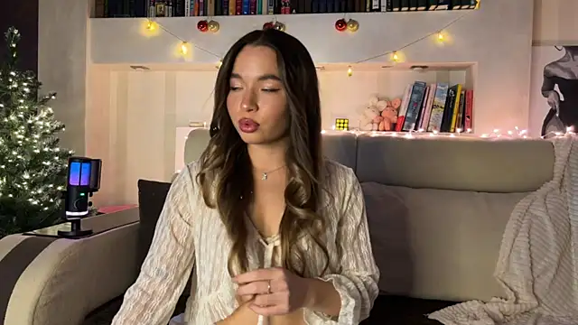 Avvechloe online show from December 17, 2025, 8:47 pm