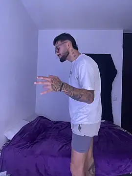 Snapshot of thedragonboyxxx chatting on December 21, 2025, 4:25 am thedragonboyxxx online show from December 21, 2025, 4:25 am