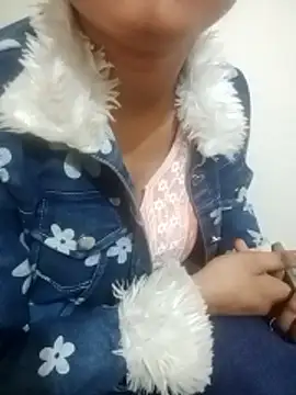 Snapshot of Meenu_rani7 chatting on January 15, 2026, 4:27 am Meenu rani7 online show from January 15, 2026, 4:27 am