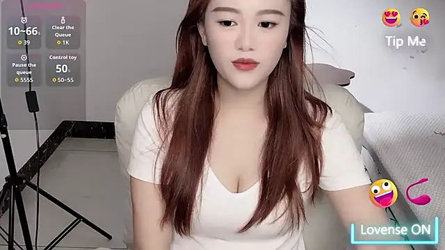 Snapshot of Amireux-8 chatting on July 11, 2026, 3:51 am Amireux-8 online show from July 11, 2026, 3:51 am