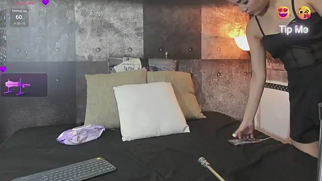 Iam charlotte69 online show from March 27, 2026, 2:53 am