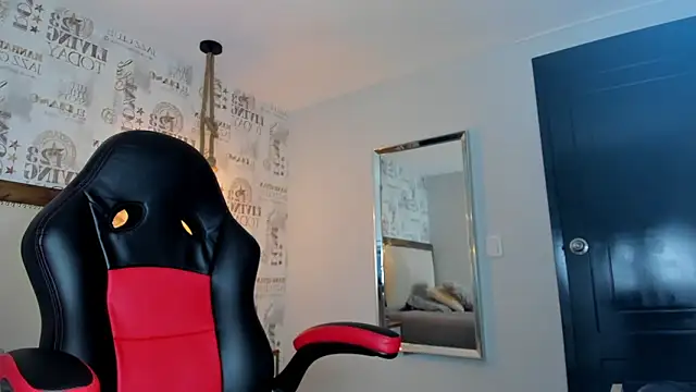 SIENNA FOX4 online show from April 15, 2026, 1:04 pm