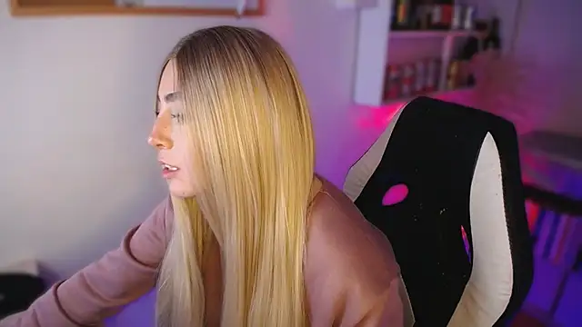 Snapshot of channel_blondee chatting on May 7, 2026, 12:15 am channel blondee online show from May 7, 2026, 12:15 am