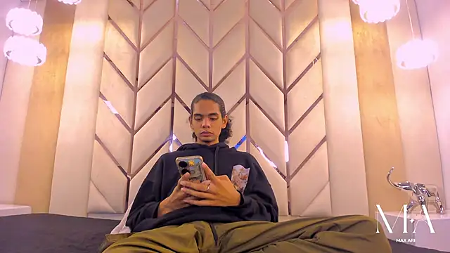 Snapshot of Max_Ari chatting on January 11, 2026, 12:17 am Max Ari online show from January 11, 2026, 12:17 am