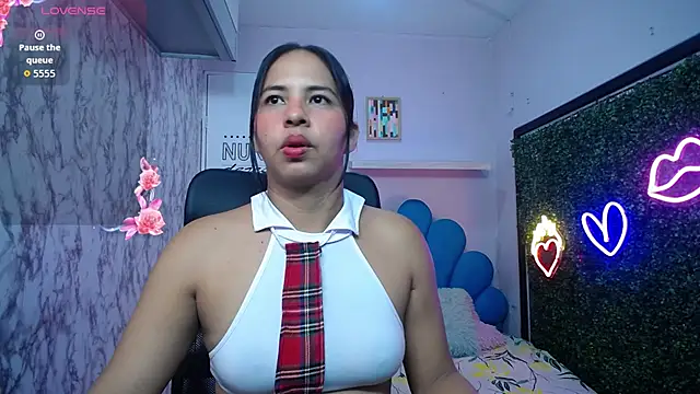 nicol ross19 online show from May 25, 2026, 7:01 pm
