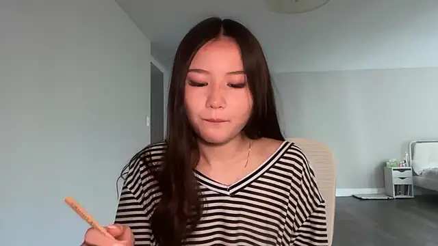 luvvivii online show from July 7, 2026, 2:42 pm