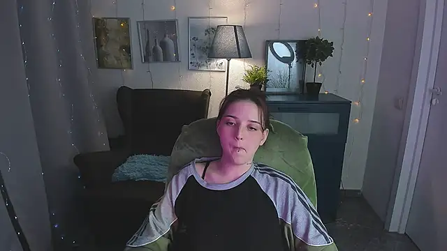 Snapshot of SarahShelby chatting on June 13, 2026, 5:00 pm SarahShelby online show from June 13, 2026, 5:00 pm