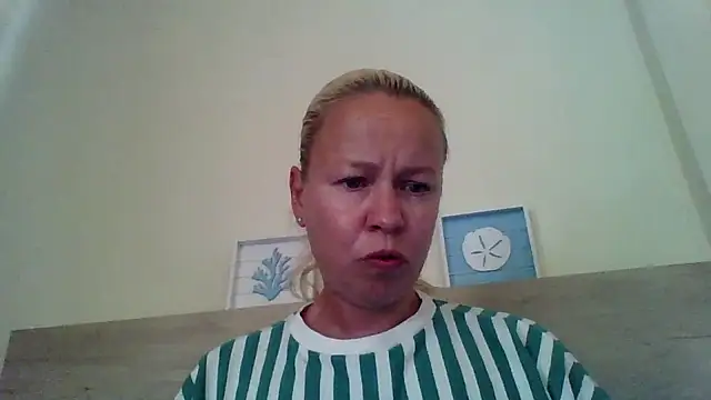 jennyblondeuk online show from May 10, 2026, 1:57 pm