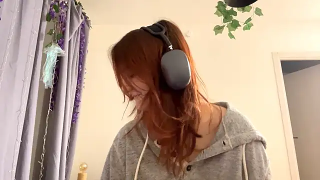 Snapshot of LoftingMumps chatting on December 21, 2025, 12:24 am LoftingMumps online show from December 21, 2025, 12:24 am