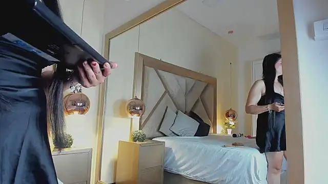 ElenaWatsonn online show from April 7, 2026, 10:11 pm