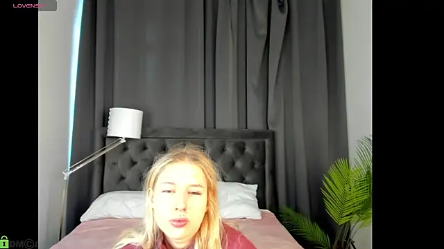 ChloeAlba online show from April 18, 2026, 2:58 am