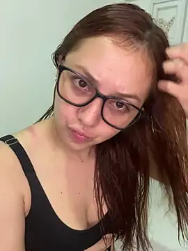 heizelll online show from May 22, 2026, 2:42 am