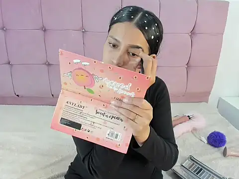 MiaKleinX online show from February 13, 2026, 10:32 pm