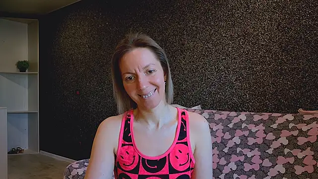 Amanda Luxe online show from March 25, 2026, 2:55 am