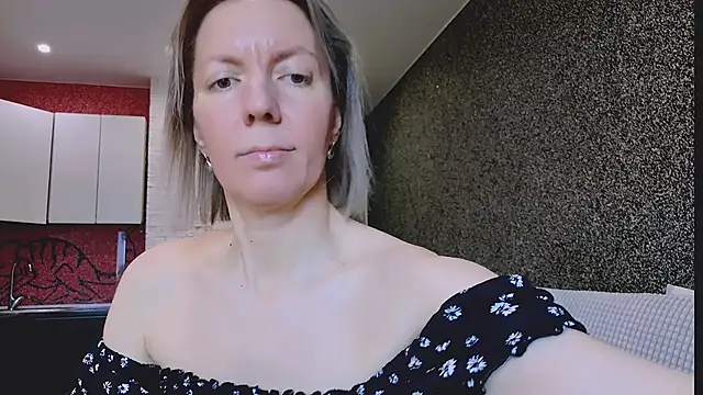 Amanda Luxe online show from March 4, 2026, 3:14 am