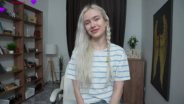 KristalCrowner online show from March 22, 2026, 7:15 pm